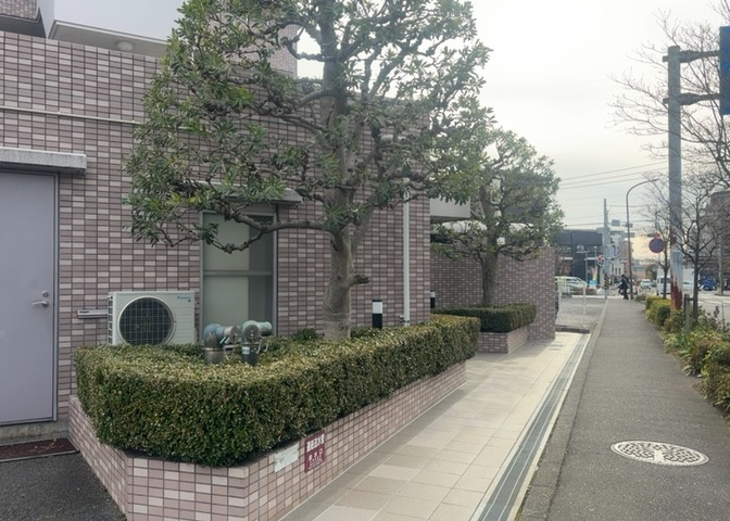 物件によっては、入居者が個人的に使用できる専用庭がついているものもあります。また、住宅の中にある土間の部分を庭と呼ぶこともあります。庭の用途は住む人によって変わり、それによってデザインもさまざまです。