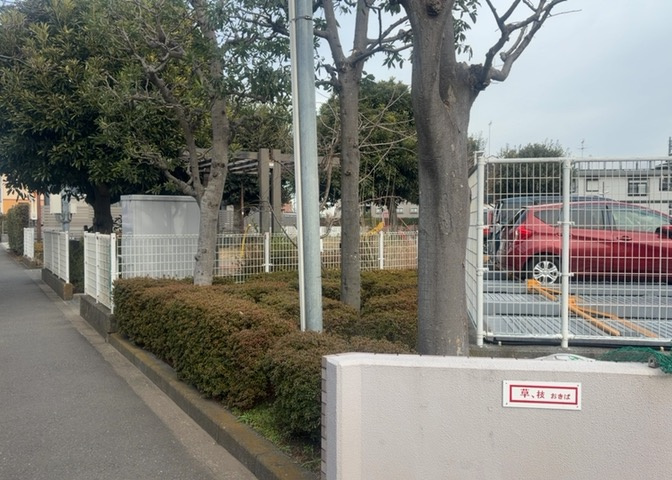 中庭（パティオ）とは、一つの建築物の内部に設けられた、壁などで囲われている庭のことを指します。コの字型、ロの字型が主流ですが、L字型の中庭もあります。最近では、インテリア性の高さからも人気があります。