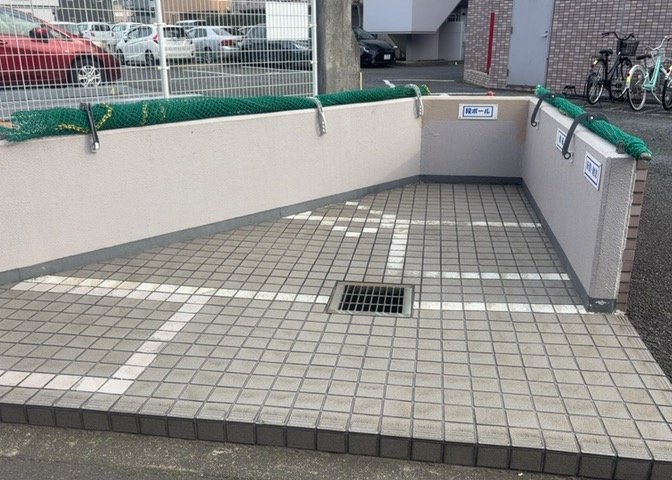 共有部分は、住民なら誰もが使える設備のこと。例えば駐車場やエレベーター、インターネット設備、セキュリティ設備などがあります。他にも、マンションの廊下・外部階段やエントランス・ゴミ置き場などがあります。
