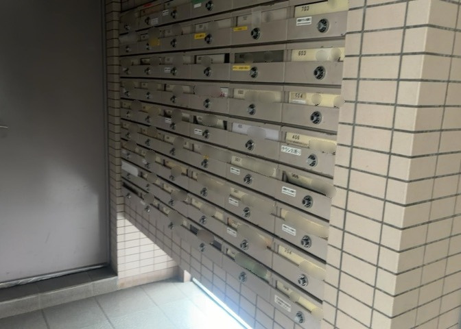 エントランス付近に設置されている集合ポストは、住んでいる部屋と離れているため、ポストをあさるなど誰かに何かされていても被害に気づきにくいです。入居する時には他人に特定されにくい番号で鍵をかけましょう！