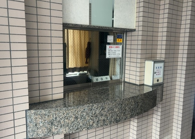 受付はマンションコンシェルジュがいる場合もあれば、管理人が滞在する小部屋を総称して呼ぶことがあります。主にエントランスに設置されていることから、防犯面でも期待ができます。防犯設備がない場合はより安心！