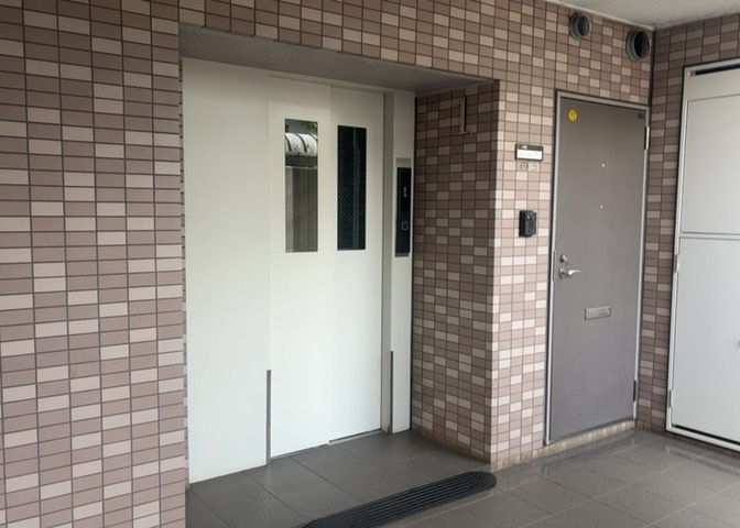 共有部分は、住民なら誰もが使える設備のこと。例えば駐車場やエレベーター、インターネット設備、セキュリティ設備などがあります。他にも、マンションの廊下・外部階段やエントランス・ゴミ置き場などがあります。