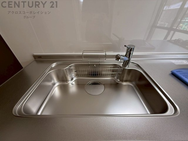 大きなシンクでお鍋などの大きな調理器具を洗う際にも便利です。