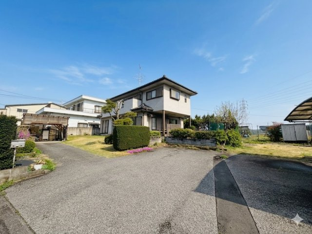敷地広々463坪！！広ーいお庭で家庭菜園なども実現できちゃいますね(*^^)v       　