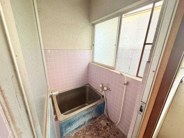 ダイニングに隣接した浴室で、家事動線の良さが魅力。食事の準備や後片付けの合間にも使いやすく、日常の動きがスムーズです。窓付きで換気もしやすく、昔ながらの浴槽が落ち着いた入浴時間を演出します。