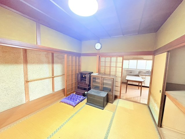 落ち着きのある6帖和室は、居間や客間として使いやすい空間。隣接する部屋との一体利用も可能で、家族の団らんや来客時にも柔軟に対応できます。押入れ付きで収納力も確保されています。