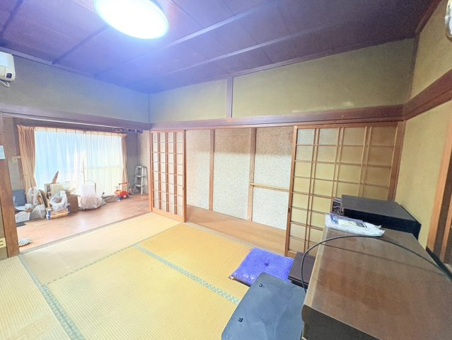 1階の和室は土間とつながる間取りで、内外の行き来がしやすいのが特長です。来客対応や趣味の作業スペースとしても活用でき、昔ながらの和の雰囲気を残しつつ、多目的に使える柔軟な空間です。