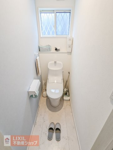 窓がある明るい風通しの良いトイレです。
