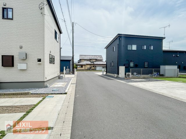 広い前面道路で車の出入りもしやすいです♪
