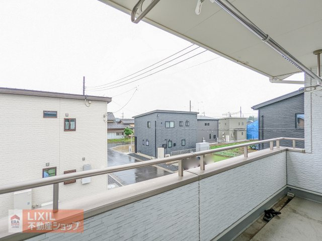 バルコニーからの景色です。隣家とも十分な距離があります。