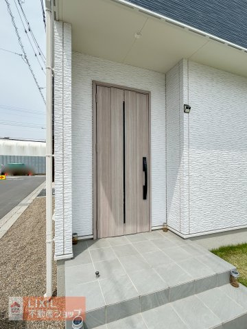 木目調のおしゃれな玄関ドアです♪