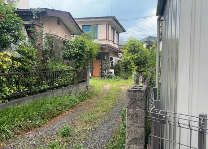玄関は家の顔でもあり、家族以外の目にも止まる場所です。玄関は外との間を仕切る扉、靴などをしまっておく収納スペース、靴脱ぎのたたきスペース、来客とのやり取りをするドアホンなど複数のアイテムからなります。