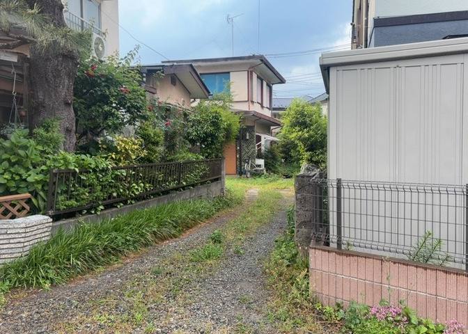 バルコニーは、室外の専用スペースのうち、「屋根がなく開放された空間」であるものを指します。ベランダより広いタイプのものが多く、日当たりもよいため家庭菜園などを楽しみたい人にとって適した環境となります。