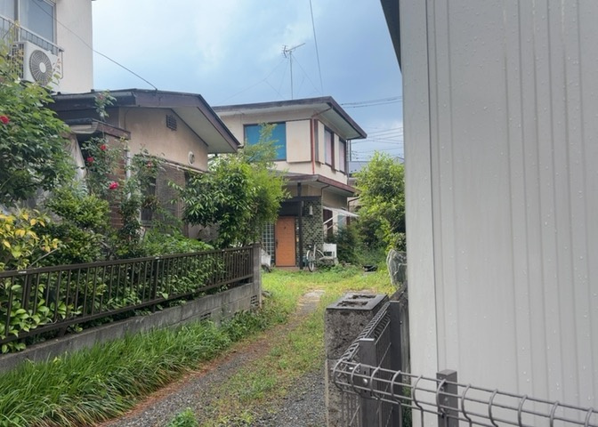 木造住宅とは土台、壁、柱など建築物の強度を支える構造体の材に木が使用されている構造を指します。構造体は建物の自重を支えるだけではなく風圧や水圧、積裁荷重などあらゆる衝撃に耐えるための基礎です。