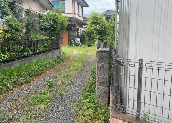 建物の基礎工事の方法は、主流となっているベタ基礎（防湿基礎）と布基礎の2種類に分類され、床下の通気性や耐久性などに違いがあります。建物の基礎部分の構造や付帯設備など詳細については現地でご確認ください。