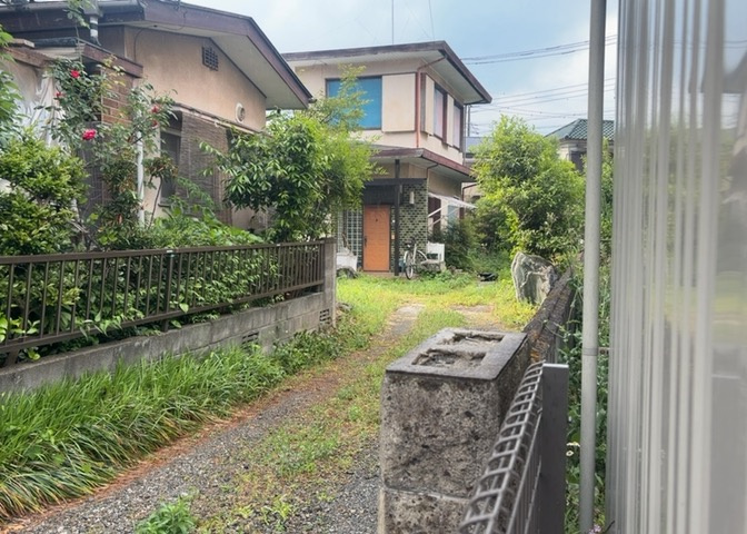 玄関ポーチにおいて最も重視すべきと言っても良いのが広さです。適切な広さの玄関ポーチでないと外見的なバランスは崩れてしまいますし、何より使いにくくなってしまいますので、現地で実際に下見をしてみましょう！