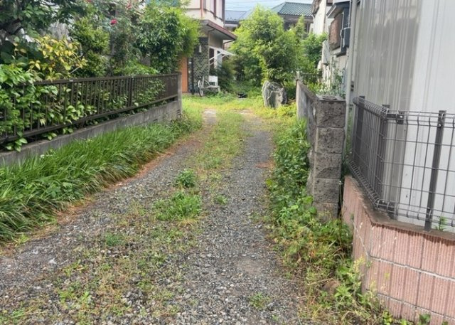 敷地内に散水栓や立水栓があると便利です。水道水を直接利用できるため、水を運ぶ手間を省くことが出来ます。大量の水を必要とする洗車作業や清掃などに役立ちます。その他設備とあわせて、現地でご確認ください。