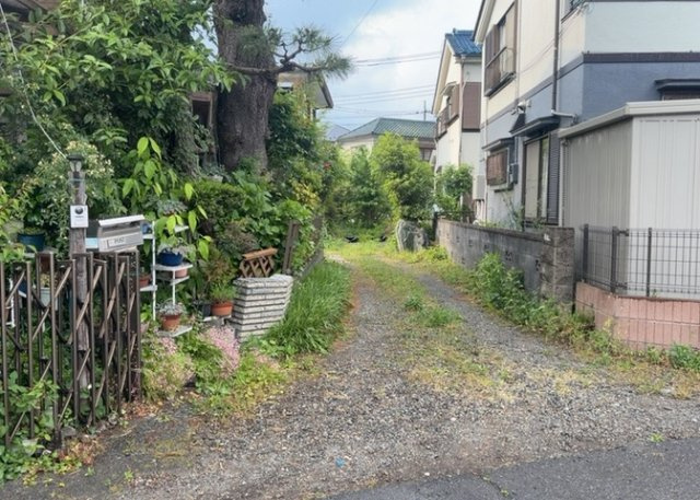 床下換気口は、床下に湿気がこもることを防ぎ、効果的に換気を行うために設置されています。床下換気口が設置されていない建物は、基礎パッキング工法などにより換気を行なっています。詳細は現地でご確認ください。
