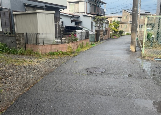 南側道路の場合は長い時間光を入れ込むことができるため、庭やリビングを道路側に持ってくることが多く土地価格も高い傾向にあります。一方北側道路だとリビングや庭が南側になりプライバシーを守ることができます。