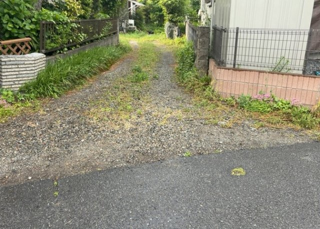 車一台あたりに必要なスペースは、標準サイズの普通自動車で横幅2m50cm、長さ5mは必要になります。ただし、乗降のことも考慮して横幅3m30cm、長さ5m50cmほどは確保できるところを選びましょう。