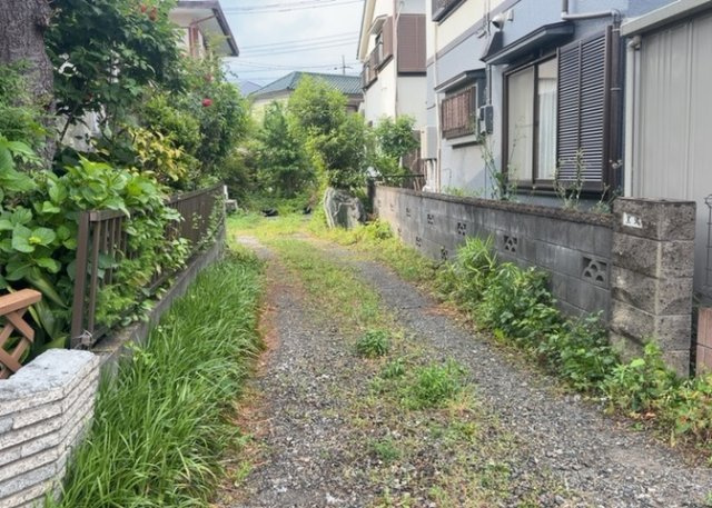 庭のある家に住むことのメリットとして、子どもたちの遊び場を確保できること、ガーデニングや家庭菜園を楽しめること、明るさを確保できることがあります。また、配置を工夫することでプライバシーが確保できます。