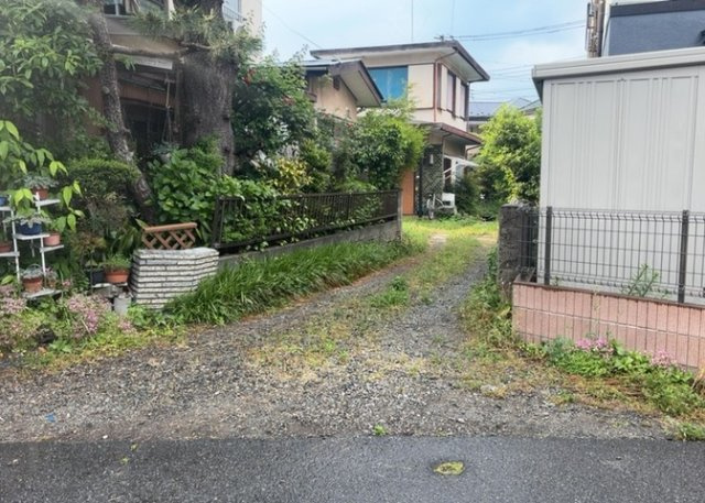 住宅用の土地では前面道路に2m以上接していなければならないと法律で定められています。しかし、お持ちの車のサイズやライフスタイルなどにより、2mでは利便が悪い場合もございますので、事前に確認しましょう。