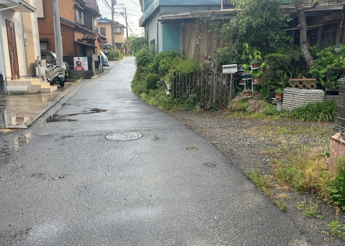 道幅が広い場所は日当たりや風通が良好です。幅が広いのですれ違いも可能ですし大きな車でも駐車可能！一方で、大型車が通ることも多くなるため交通量の増加により騒音に繋がります。また土地の値段が高くなります。