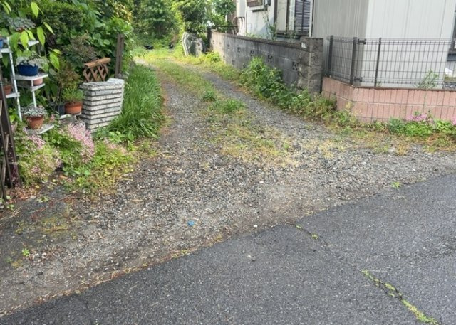 駐車場と明記されていても、最小スペースでつくられた駐車場だと大型車は駐車できなかったり、出入りしにくくなったりする可能性があります。お車のサイズと購入したい物件の駐車場のサイズを現地で確認しましょう。