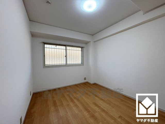 大きな窓からは明るい光が降り注ぎます。柔らかな光が差し込むお部屋で、快適で落ち着いた生活をお送りいただけます。