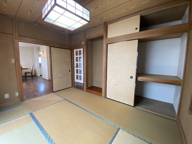 和室と洋室が隣接し、ふすまを開放すれば広い一体空間として活用可能です