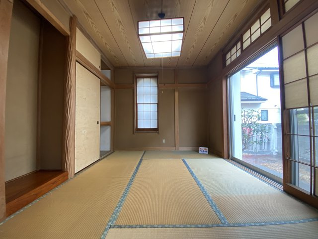掃き出し窓から庭を望む、明るく開放的な和室