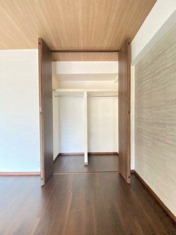 リビングにクローゼット付き。整理整頓がしやすいとお掃除も捗ります。