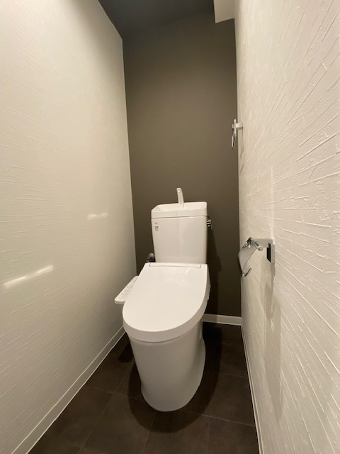 温水洗浄便座付きのトイレで、寒い季節でも温かい便座で身体が冷えることなく座ることができます。