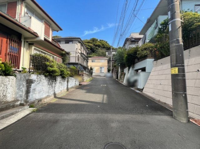 前面道路。幅員約6mの道路で広々としております。