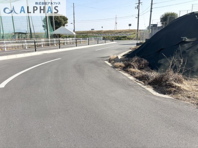 前面道路は、幅員約8.9ｍあります♪　歩道もあります♪