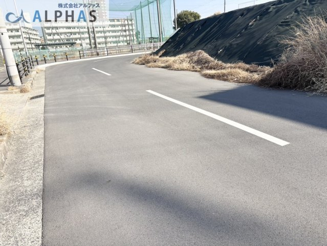 前面道路は、幅員約8.95ｍあります♪　歩道もあります♪