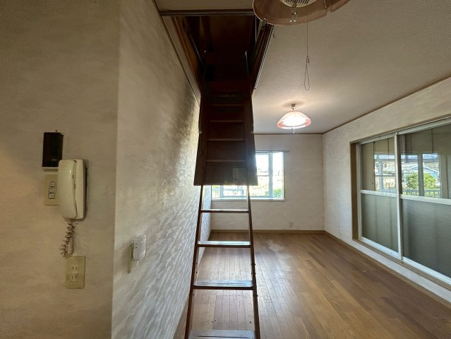 屋根裏収納
