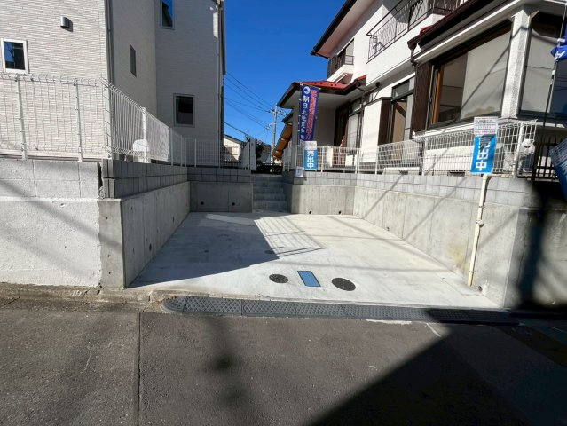大型車も楽々入るカースペースです