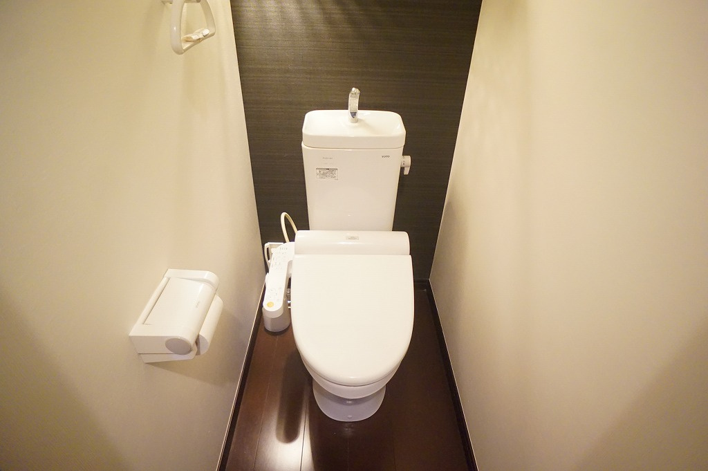 トイレは1階と2階の2ヶ所に完備♪こちらは2階の温水洗浄便座付きトイレです☆
