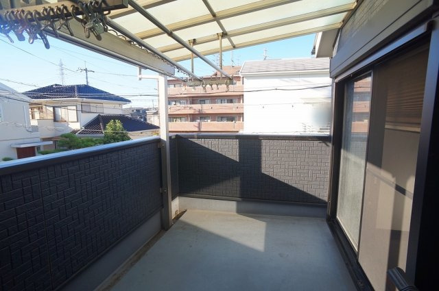 2階、ワイドバルコニー☆雨除けテラス屋根付きです☆2居室から出入りできます♪