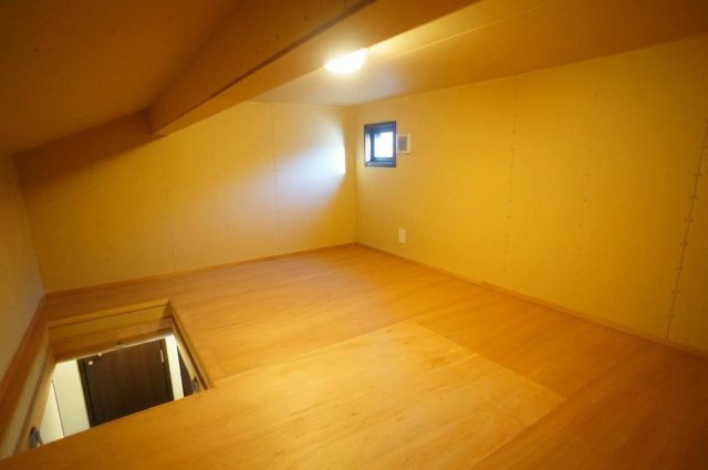 【屋根裏収納内】窓・照明付きです☆