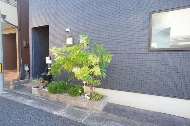 敷地にゆとりがあり、ガーデニングスペース・駐輪スペース確保できます♪