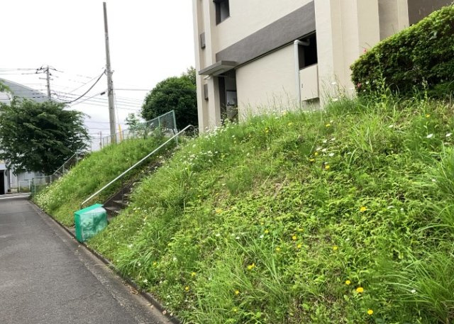 物件によっては、入居者が個人的に使用できる専用庭がついているものもあります。また、住宅の中にある土間の部分を庭と呼ぶこともあります。庭の用途は住む人によって変わり、それによってデザインもさまざまです。