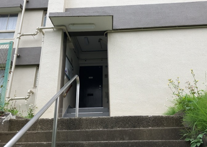 ラウンジは、マンションの共用スペースに椅子やテーブルなどを配置した利用者が寛げる空間です。屋内型ラウンジと屋外型ラウンジがあります。共用部分の管理状況と合わせて、詳細については現地でご確認ください。