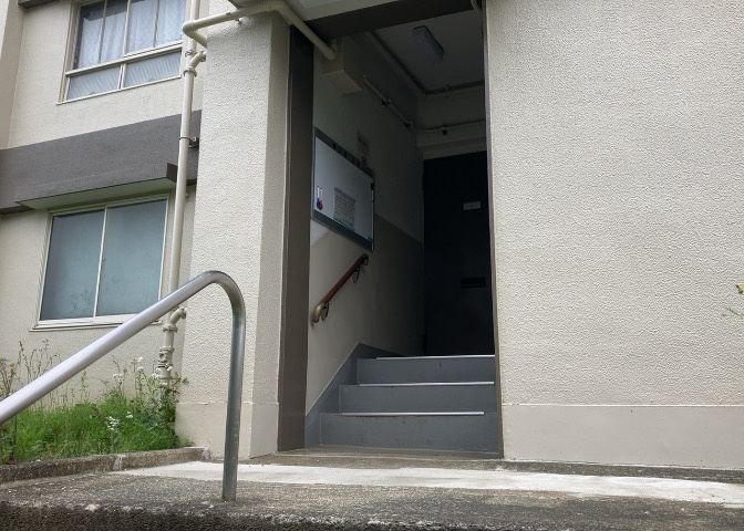 ロビーというと、エントランスと何がちがうの？と思いますよね。実はロビーとエントランスには明確な決まりはありません。物件によっては、エントランスを入って広がるある程度の広さのある空間がロビーとなります。