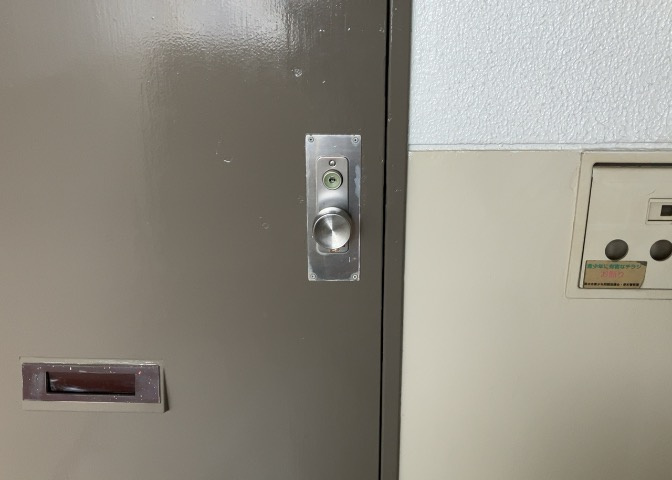 室内の防犯設備もチェックしましょう！モニター付きインターホンが設置されているか、防犯シャッターが設備されているか、ベランダに人が上がってきにくい高さかなどチェックしておくと入居後も安心できるでしょう。