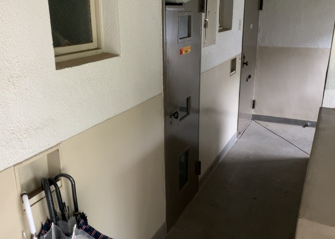 共用部分は、一棟の建物に住む区分所有者全員が共同で所有するとし、共用部分の管理、補修などは、区分所有者で形成される管理組合が行います。個人の判断で勝手に変更することはできませんので覚えておきましょう。