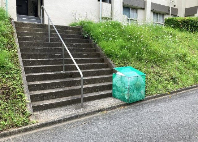 共有部分は、住民なら誰もが使える設備のこと。例えば駐車場やエレベーター、インターネット設備、セキュリティ設備などがあります。他にも、マンションの廊下・外部階段やエントランス・ゴミ置き場などがあります。