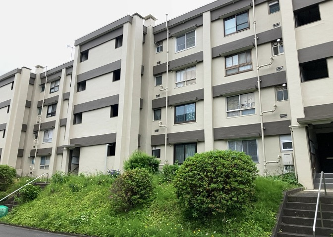 道幅が広い場所は日当たりや風通が良好です。幅が広いのですれ違いも可能ですし大きな車でも駐車可能！一方で、大型車が通ることも多くなるため交通量の増加により騒音に繋がります。また土地の値段が高くなります。