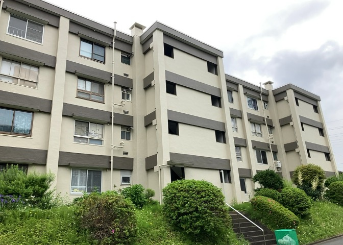 ＲＣ造、Reinforced　Concreteは直訳すると補強されたコンクリートです。主に柱や梁・床・壁が鉄筋とコンクリートで構成おり、鉄筋を組んだ型枠にコンクリートを流し込んで固めたものを指します。